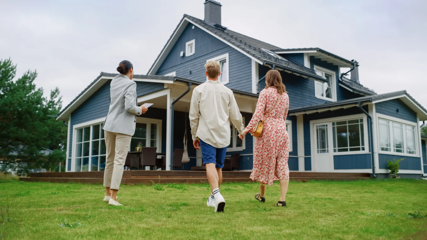 Kind & Courteous | Willi Roofing A kind and courteous roof professional talks with a homeowner