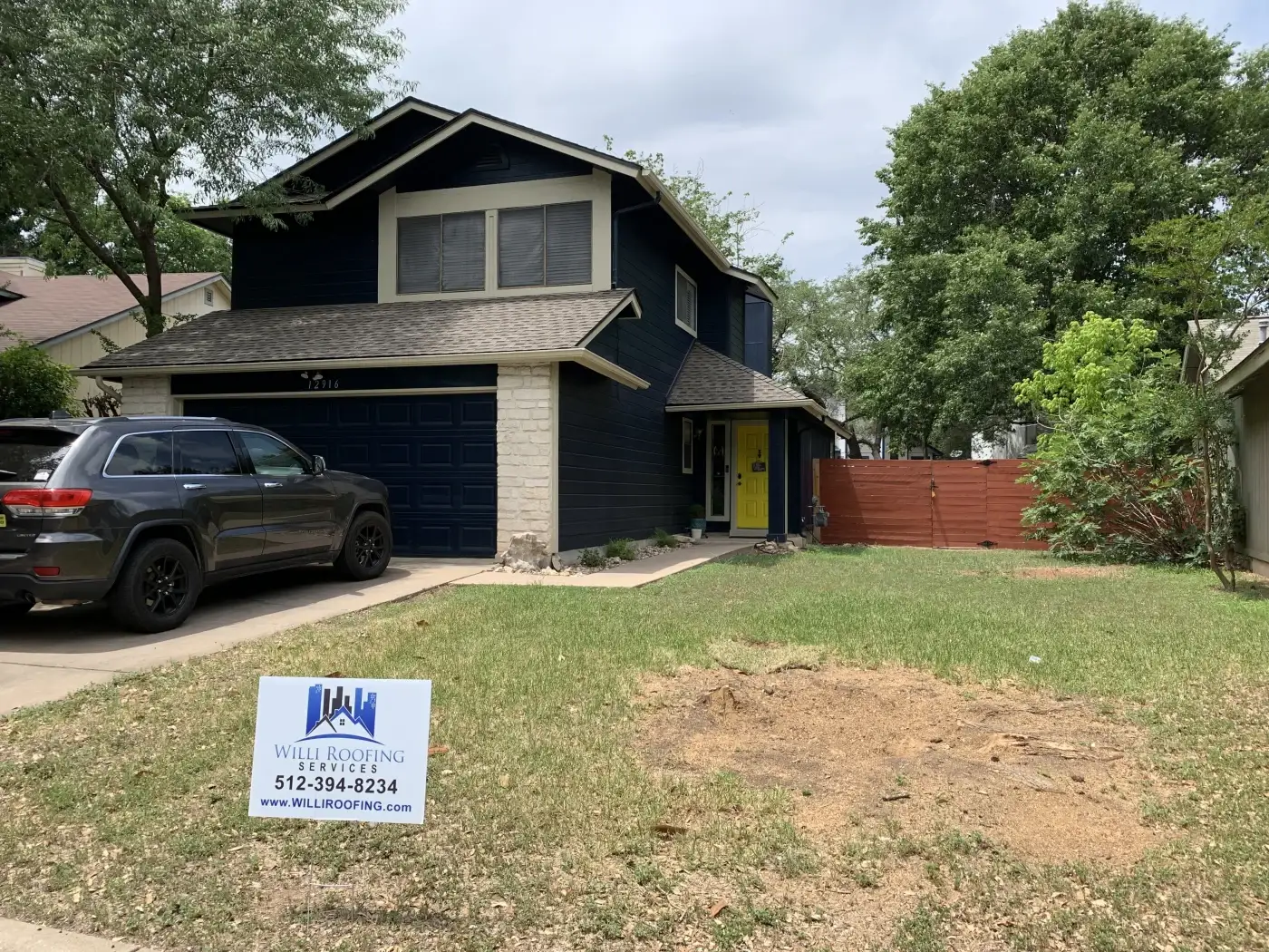 A two-story home with a new shingle roof from Willi Roofing.