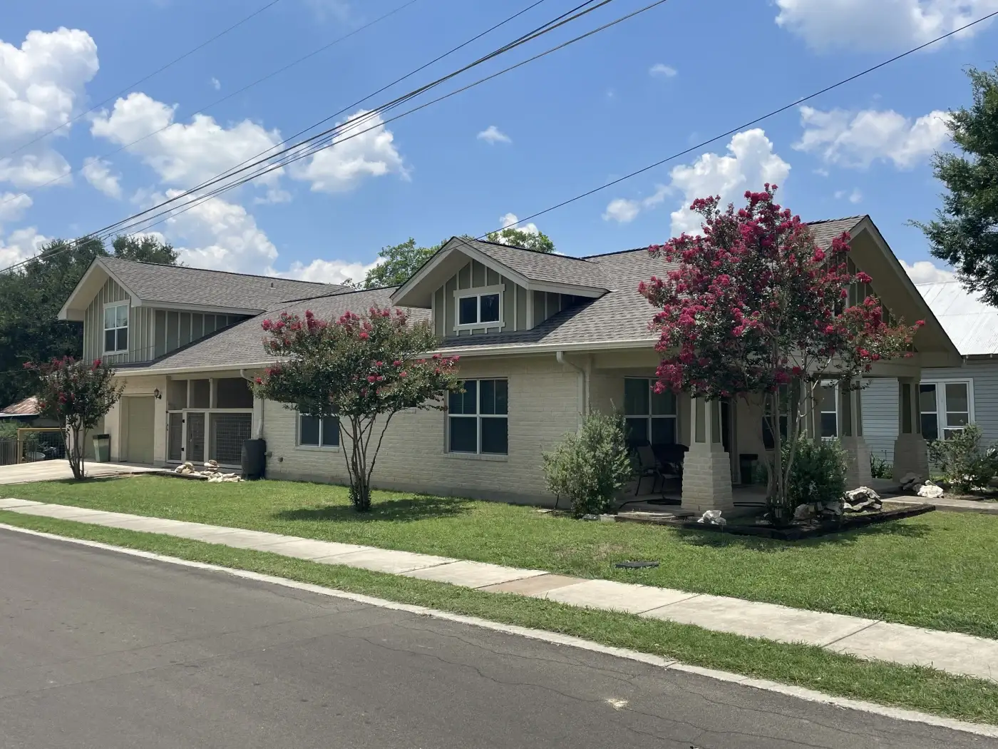A new asphalt shingle roof on an Elgin, TX home.