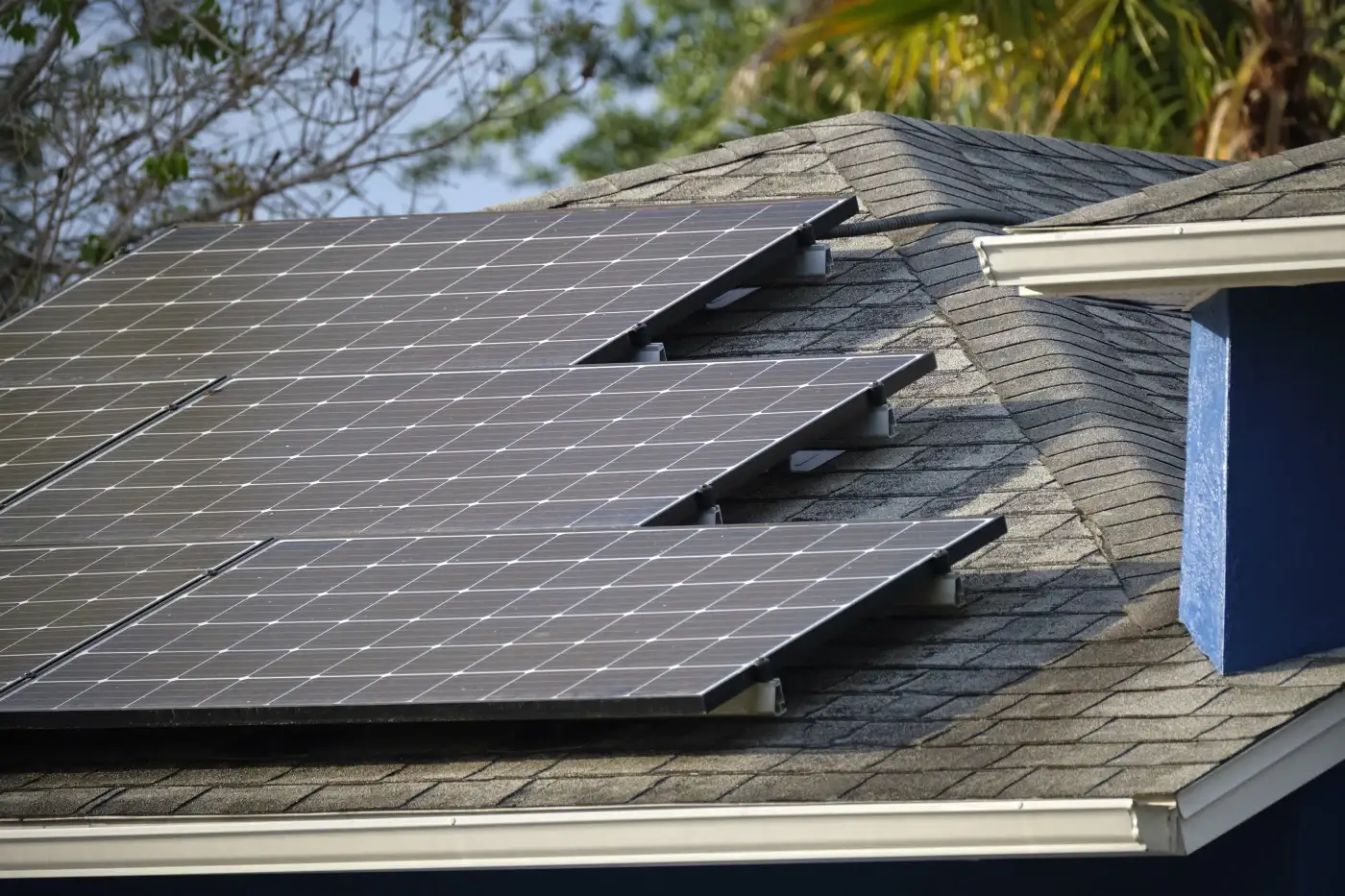 An expert solar roofing contractor installing solar roofing in Manor, TX.