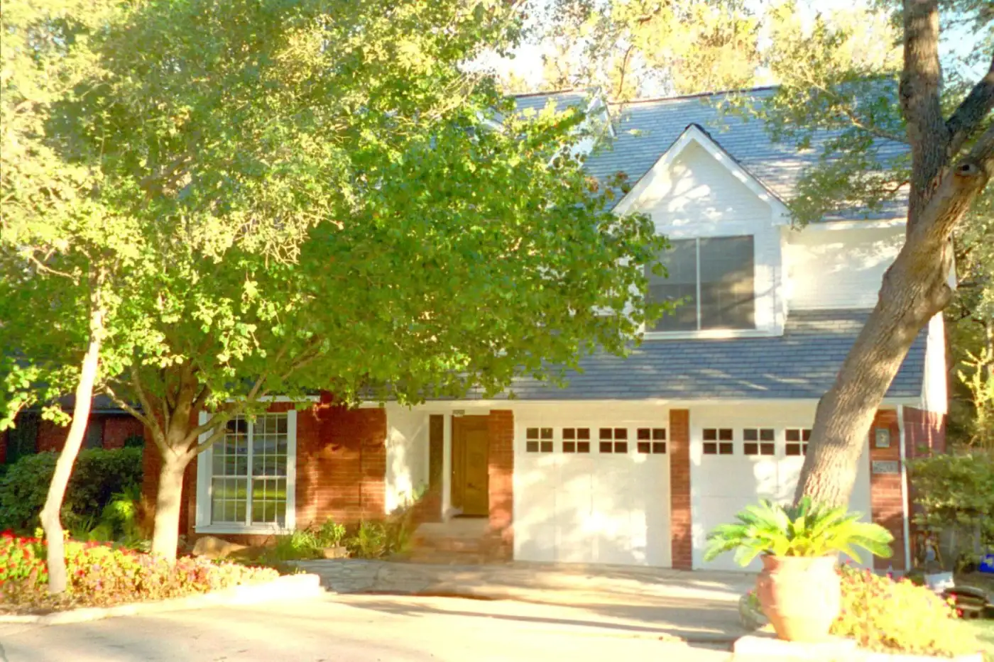A stylish home in Central Texas with a gray asphalt shingle roof.